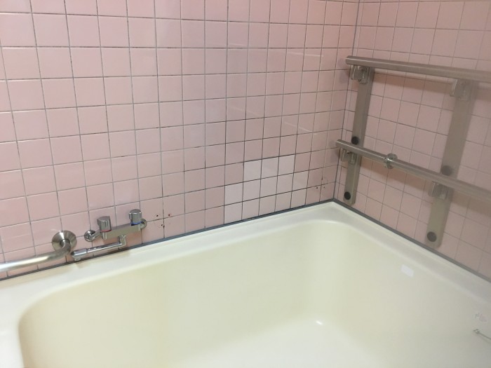 京都市北区のＴ病院福祉施設でお風呂のタイル張替え工事を行いました。